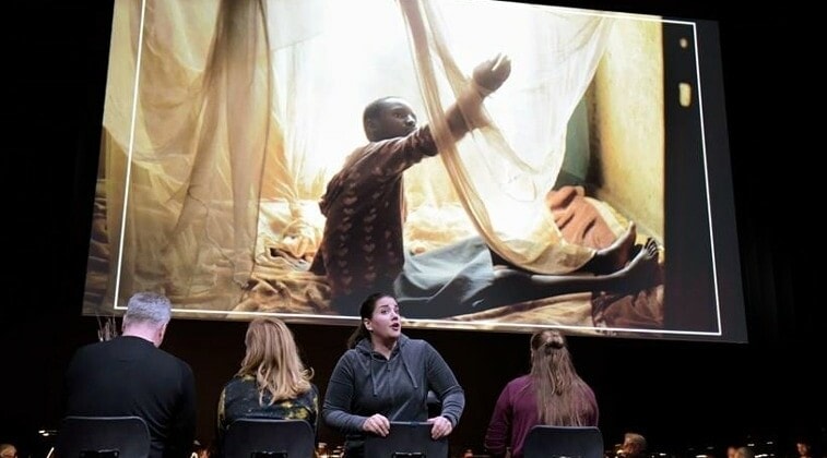 В Штутгартской опере состоялась премьера оперы Энгельберта Хумпердинка «Гензель и Гретель». Фото - Thomas Aurin