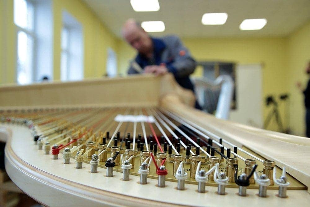 Игорь Мартыненко с сыном возродили производство редких инструментов. Фото - Наталья Онищенко