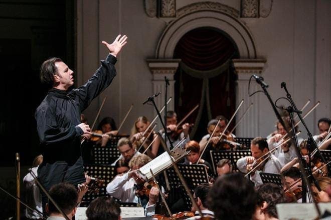 Теодор Курентзис и оркестр MusicAeterna впервые выступят в Тюмени Теодор Курентзис и оркестр MusicAeterna впервые выступят в Тюмени
