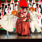 В сказочном спектакле мальчика поет девушка, а ведьму – мужчина. Фото - Д. Кочетков