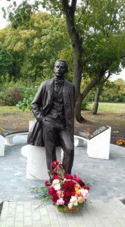Памятник Сергею Рахманинову в музее-усадьбе композитора "Ивановка" Памятник Сергею Рахманинову в музее-усадьбе композитора "Ивановка"