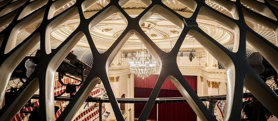 Люстра – не последняя ценность любого театра, в том числе берлинской Staatsoper. Фото - Gordon Welters