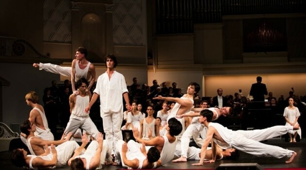 В России «Страсти» показали впервые, приурочив организованные Московской филармонией гастроли Гамбургского балета к празднованию 500-летия Реформации. Фото - Kiran West