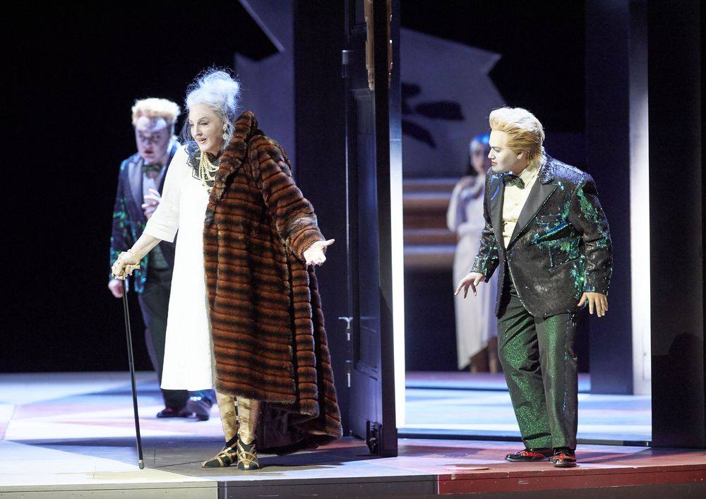Дмитрий Ульянов (Генерал) и Линда Уотсон (Бабуленька). Фото - Michael Pöhn/ Wiener Staatsoper GmbH Дмитрий Ульянов (Генерал) и Линда Уотсон (Бабуленька). Фото - Michael Pöhn/ Wiener Staatsoper GmbH
