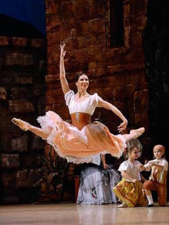Мария Александрова в балете "Лауренсия". Фото - Ладо Вачнадзе / Грузинский театр опреры и балета 