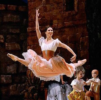 Мария Александрова в балете "Лауренсия". Фото - Ладо Вачнадзе / Грузинский театр опреры и балета