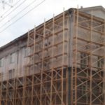 Здание новосибирской консерватории обросло лесами