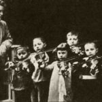 Пётр Соломонович Столярский и юные скрипачи дореволюционной Одессы. Рядом с педагогом - Давид Ойстрах