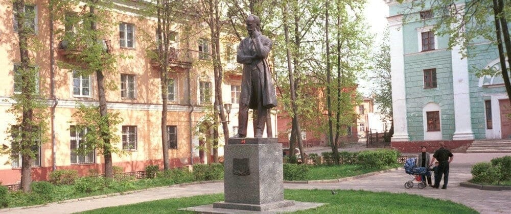 Памятник Петру Ильичу Чайковскому работы скульптора Геворкяна на Советской площади в Клину. Фото - Николай Симаков