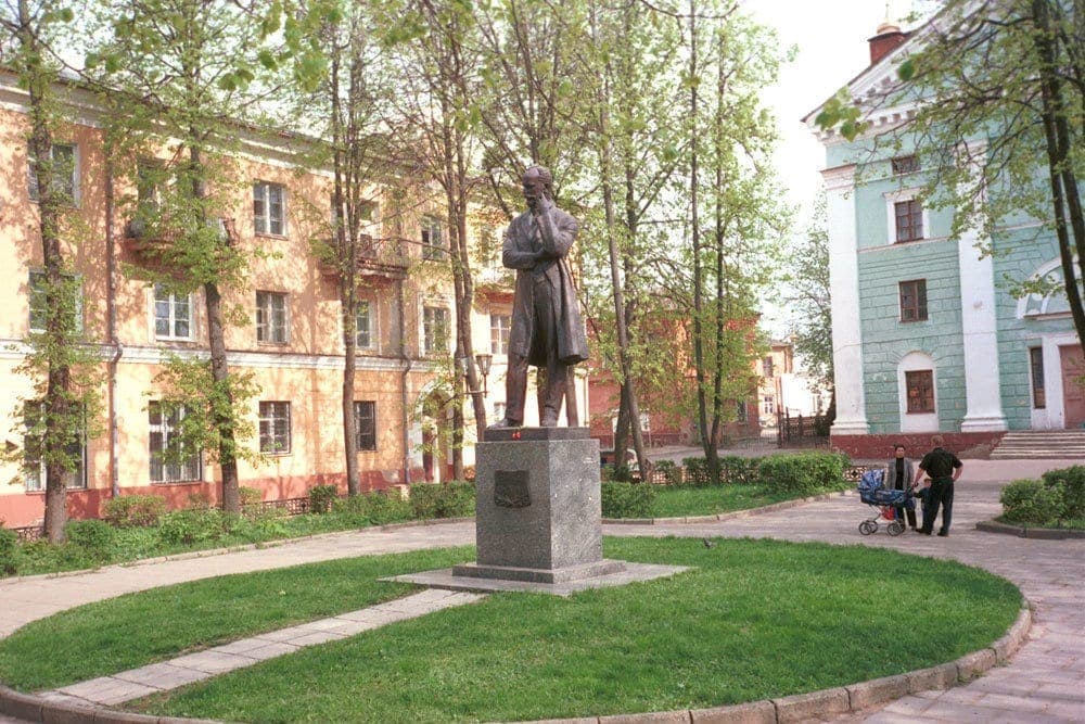 Памятник Петру Ильичу Чайковскому работы скульптора Геворкяна на Советской площади в Клину. Фото - Николай Симаков Памятник Петру Ильичу Чайковскому работы скульптора Геворкяна на Советской площади в Клину. Фото - Николай Симаков