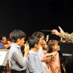 Концерт в Индии с участием местных детей, приобщающихся к европейской музыке