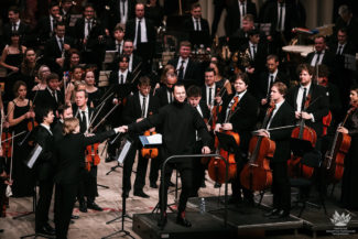 Теодор Курентзис и оркестр musicAeterna сыграли "Ленинградскую симфонию" Шостаковича в Тюменской филармонии