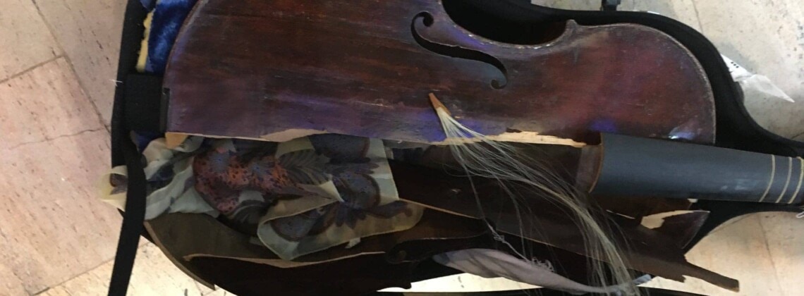 Старинная виола да гамба разбита грузчиками в аэропорту