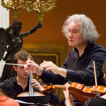 Михаил Хохлов и "Гнесинские виртуозы". Фото - Юлия Чечикова