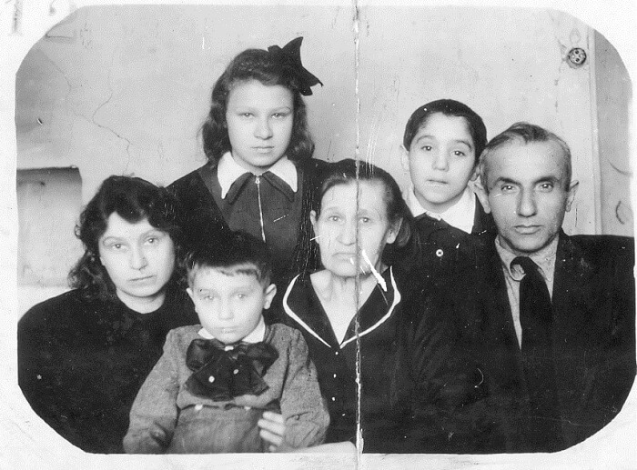 Мама, сестра Галя, Валера, бабушка, брат Лёва, отец. Воркута. Конец 40-х годов Мама, сестра Галя, Валера, бабушка, брат Лёва, отец. Воркута. Конец 40-х годов