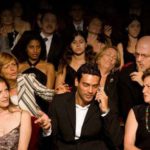 Если уж по какой-то причине вы не можете на время концерта оставить свой мобильный, то сидите и не отсвечивайте