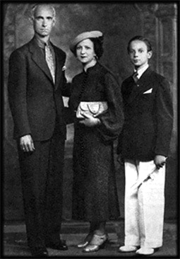 Астор Пьяццолла с родителями