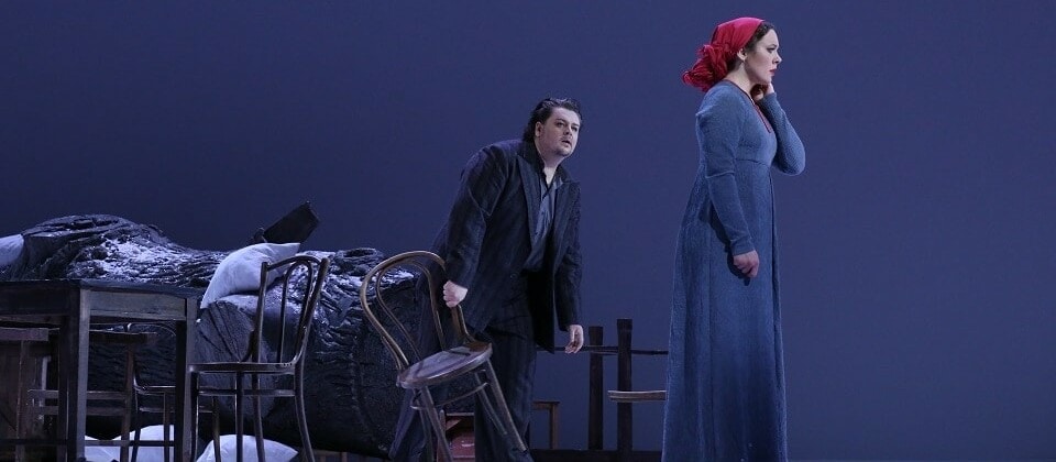 Сцена из оперы "Енуфа" в посановке Александра Тителя. Енуфа - Елена Безгодкова, Лаца - Кирилл Матвеев. Фото - Илья Долгих