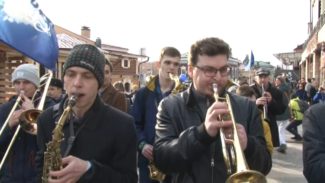 Музыкальный фестиваль в Иркутске начался с уличного шествия джазменов 