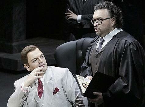 Сцена из оперы Верди "Бал-маскарад" в постановке Давиде Ливерморе. Фото - Дамир Юсупов