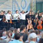 Тюменский филармонический оркестр может дать концерт классической музыки и на уличной сцене, и в торгово-развлекательном центре. Фото - Анатолий Меньшиков/РГ