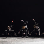 Режиссер разрушает балетные стереотипы, сместив внимание зрителей с ног на руки и корпус. Фото - Карина Житкова/ РГ