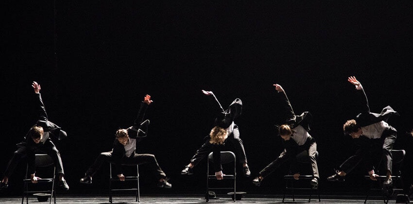 Режиссер разрушает балетные стереотипы, сместив внимание зрителей с ног на руки и корпус. Фото - Карина Житкова/ РГ