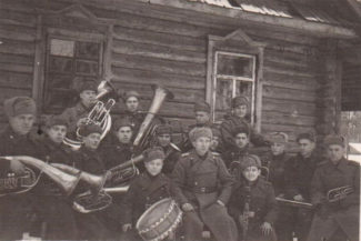 Оркестр 250-й стрелковой дивизии. Георгий Полтараус – второй справа. Фото предоставлены Краеведческим музеем г. Погара