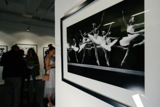 Закулисье Большого: открылась фотовыставка "Большой балет" balet 3 325x217 - Закулисье Большого: открылась фотовыставка "Большой балет"