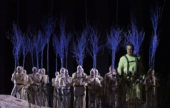 Сцена из оперы Верди "Макбет" в постановке Камы Гинкаса. Фото - Сергей Родионов