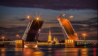Дворцовый мост в Санкт-Петербурге разводят под музыку Олега Каравайчука