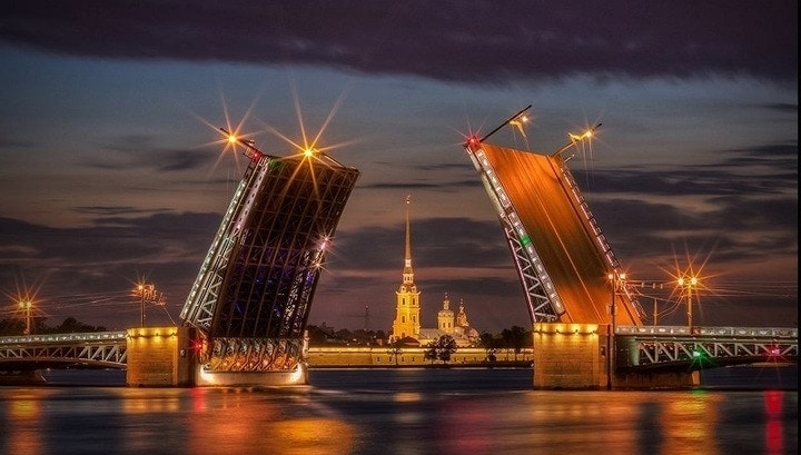Дворцовый мост в Санкт-Петербурге разводят под музыку Олега Каравайчука ...