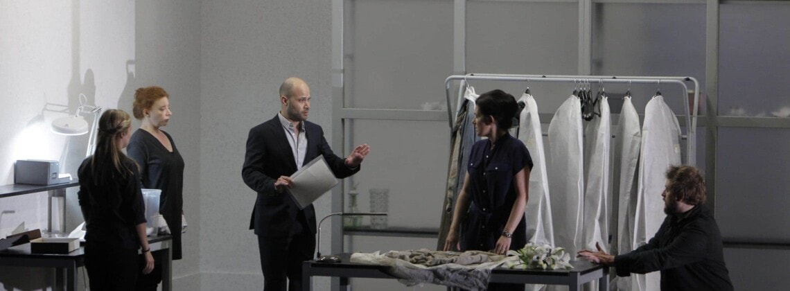 Сцена из спектакля "Написано на коже". Фото - Виктор Паскаль