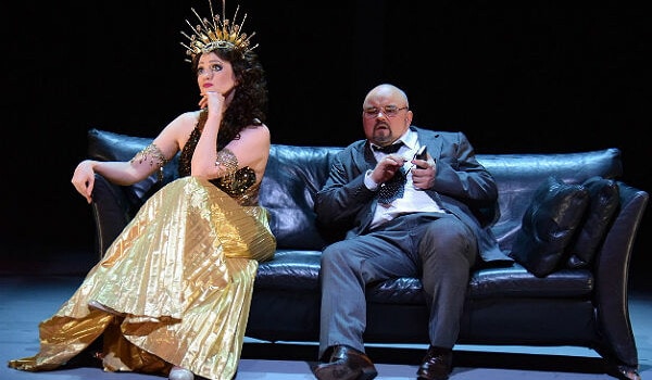 Шемаханская царица (Юлия Щербакова) в конце концов-таки положит Додона (Михаил Гужов) и его царство на бок. Фото - Антон Дубровский