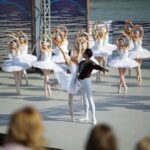 В сценах на озере в кордебалете выступали 32 балерины-"лебеди". Фото - Алексей Головщиков