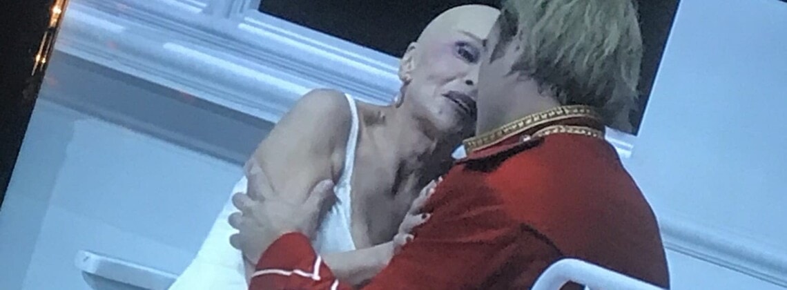 "Пиковая дама" в постановке Ханса Нойенфельса на Зальцбургском фестивале: сцена в спальне Графини