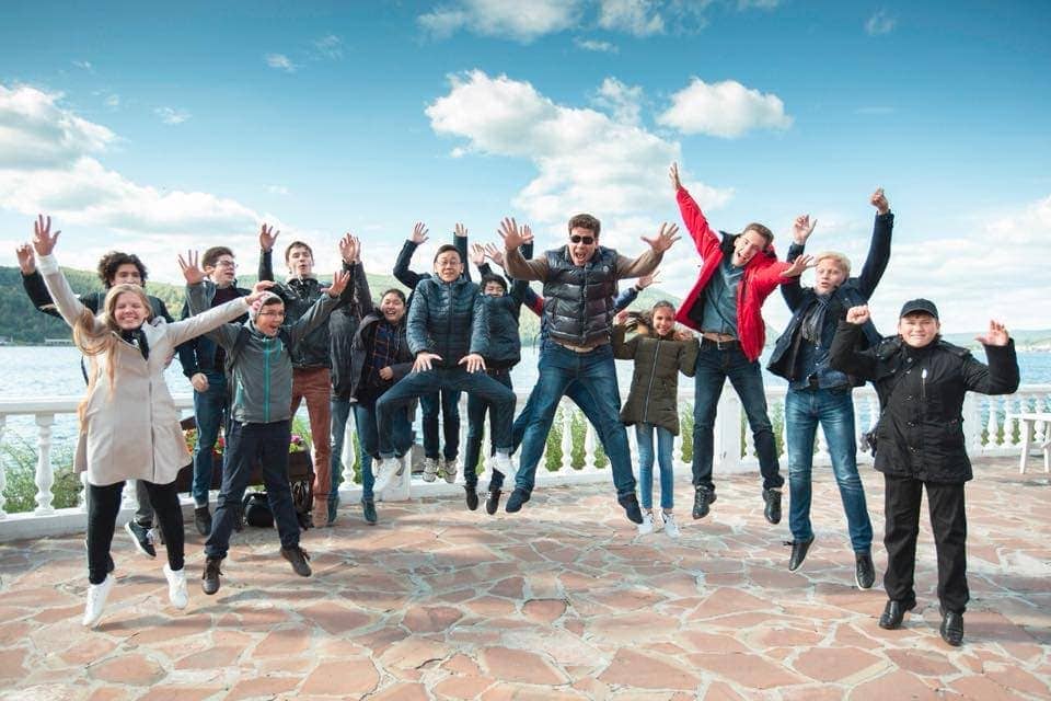 Фирменный «грандпьяновский прыжок». Фото - страница Дениса Мацуева/Facebook Фирменный «грандпьяновский прыжок». Фото - страница Дениса Мацуева/Facebook