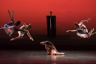 Гастроли труппы Марты Грэм в Париже. Фото - Benoite Fanton / Opera national de Paris Гастроли труппы Марты Грэм в Париже. Фото - Benoite Fanton / Opera national de Paris