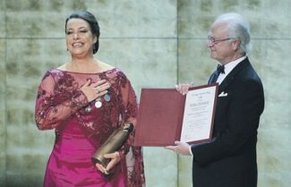 Награду певице Нине Стемме король Швеции вручил лично. Фото - Fredrik Stehn с сайта www.birgitnilssonprize.org Награду певице Нине Стемме король Швеции вручил лично. Фото - Fredrik Stehn с сайта www.birgitnilssonprize.org