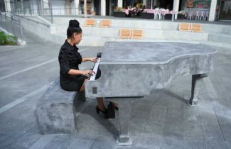 В Хайфе установили рояль из бетона