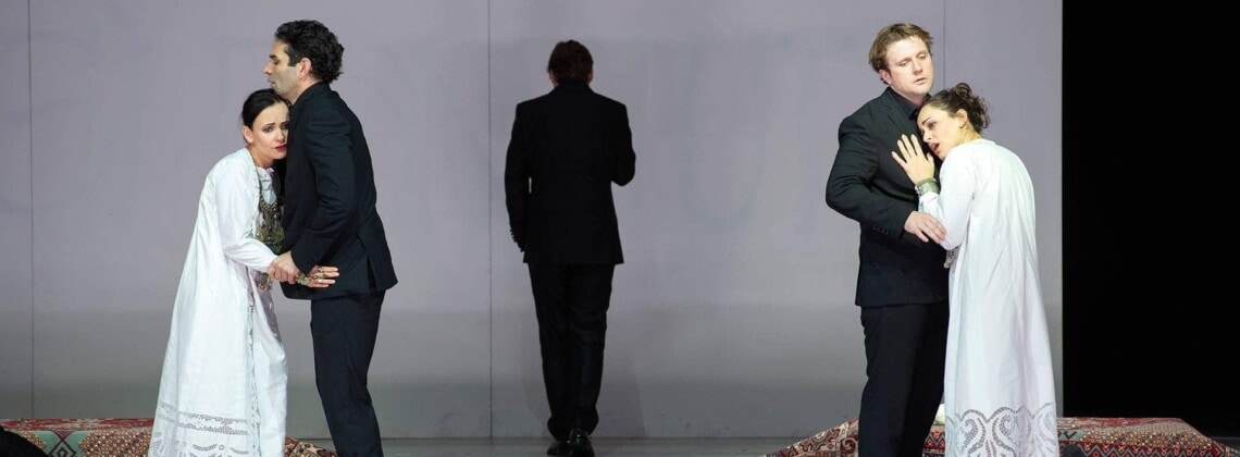 Сцена из оперы Моцарта "Cosi fan tutte" в посттановке Кирилла Серебренникова. Фото предоставлены Цюрихской оперой, автор - Monika Rittershaus.