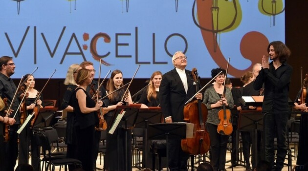 Виолончелист Давид Герингас (в центре) и дирижер Филипп Чижевский (справа) во время выступления на фестивале Vivacello, 2018. Фото - Ирина Бужор