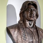 В фойе театра" Геликон-опера" установили бюст Дмитрия Хворостовского