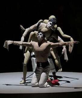 Танец живых марионеток и деревянных манекенов - одно из ноу-хау хореографа Клюга. Фото - Дамир Эсупов