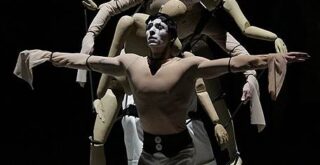 Танец живых марионеток и деревянных манекенов - одно из ноу-хау хореографа Клюга. Фото - Дамир Эсупов