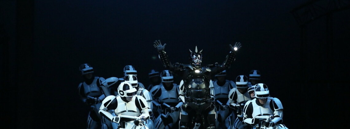 Авторы спектакля задались целью собрать узнаваемые приметы фантастических киношлягеров. И прочих комиксов.