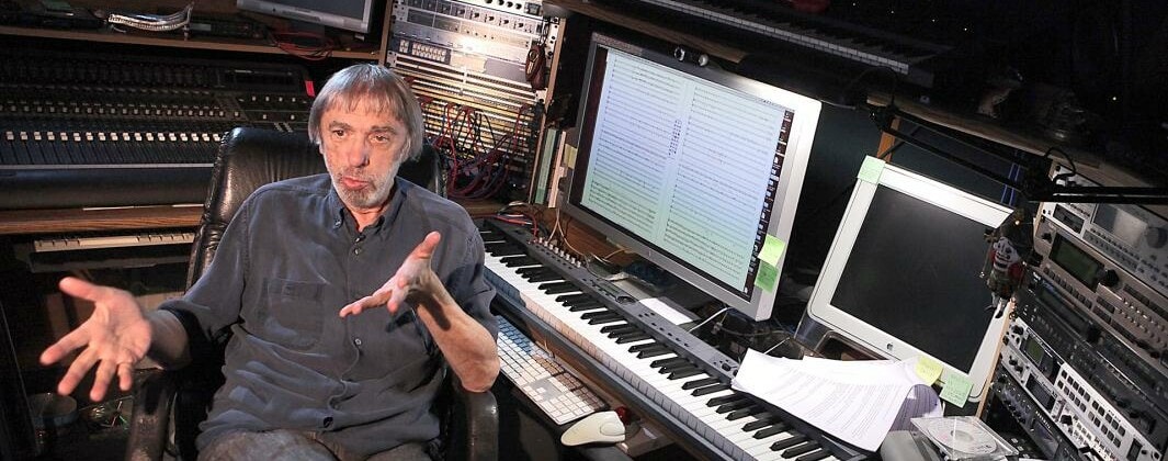 Композитор Эдуард Артемьев в домашней студии. Фото - Руслан Кривобок