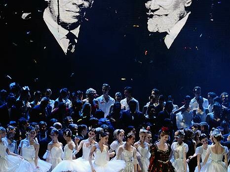 Основоположники Музтеатра благосклонно взирали на юбилейные шалости своих преемников. Фото - Юрий Мартьянов