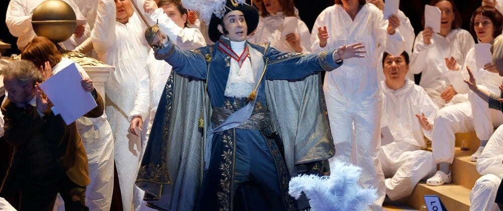 По либретто персонажи пытаются попасть в Реймс на коронацию монарха. Фото - Дамир Юсупов / Большой театра