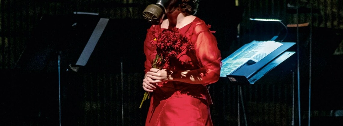 На поклоны Патриция Копачинская вышла в противогазе; по ее замыслу, это символизировало гуманитарную и экологическую катастрофу, что охватывает нашу планету